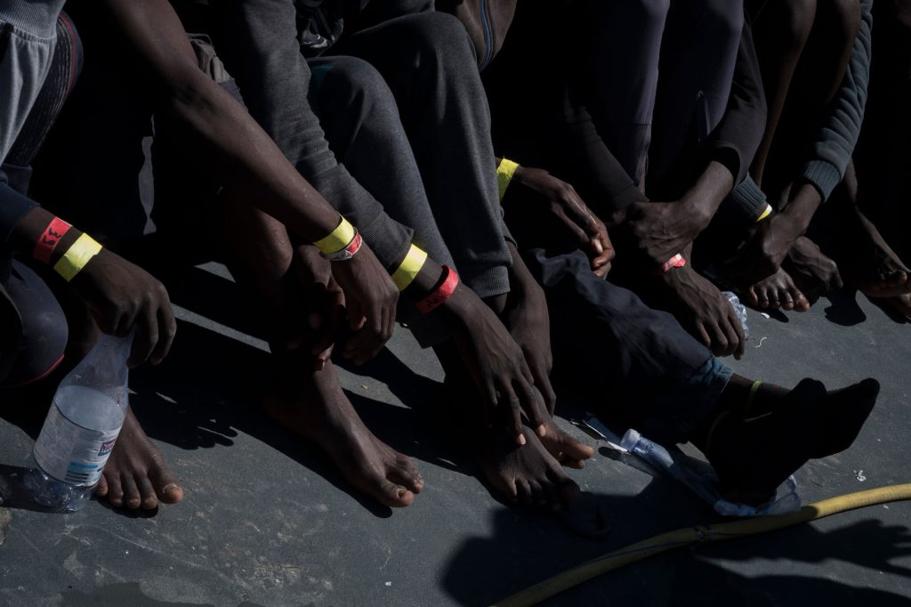 Migranti tunisini che salgono sulla nave quarantena a Lampedusa appena usciti dall’hotspot. Lampedusa, 2021.